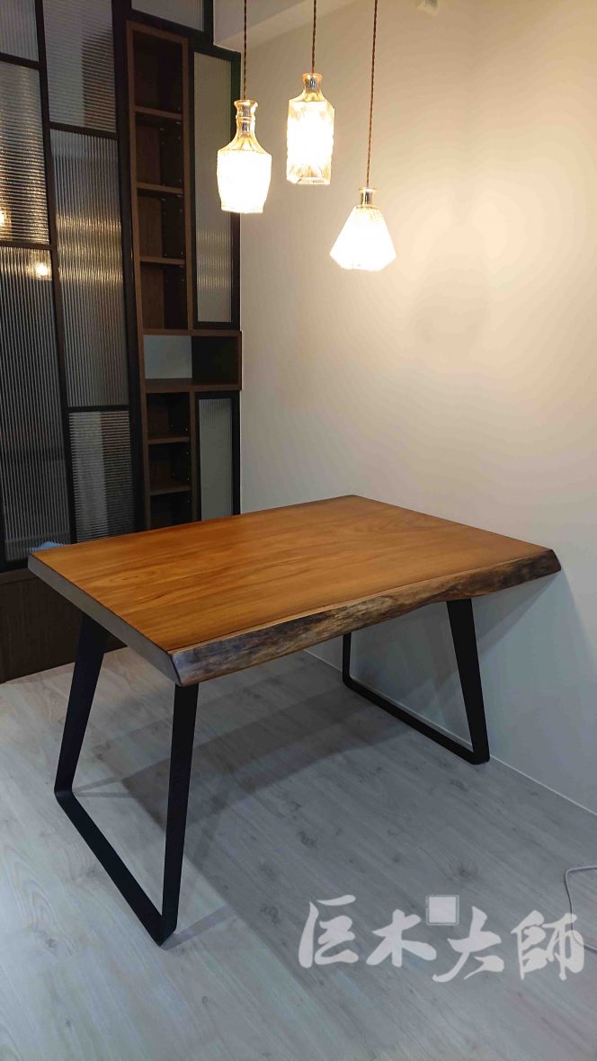 桌板(非洲柚木)搭配設計感外八鐵桌腳